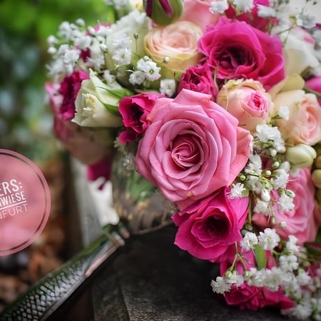 Nahaufnahme eines Brautstraußes mit Rosen