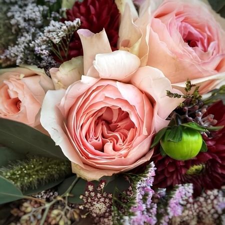 Nahaufnahme vom Blumenstrauß mit rosa Rosen