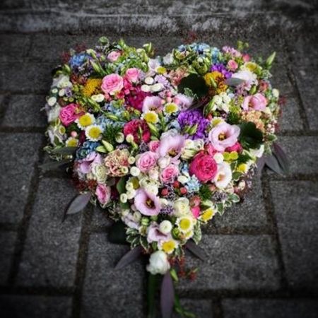 Blumenkranz in Herzform mit vielfältigen Farben