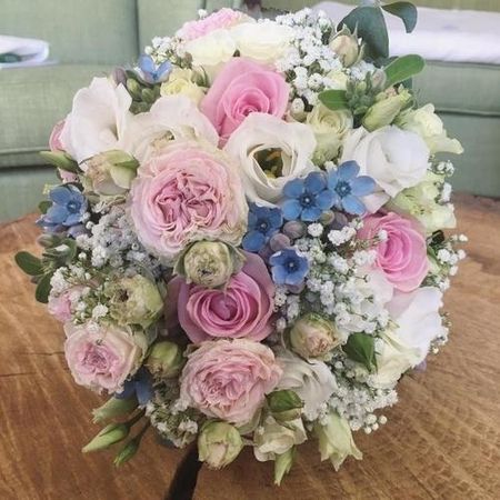 Blumenstrauß mit Blüten in rosa, weiß und blau