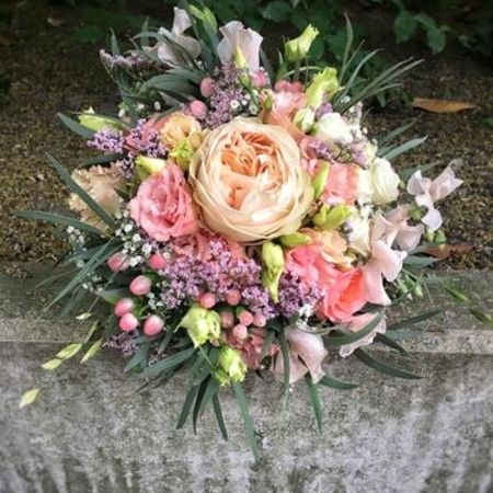 Blumenstrauß mit Blüten in vielfältigen, warmen Farbtönen