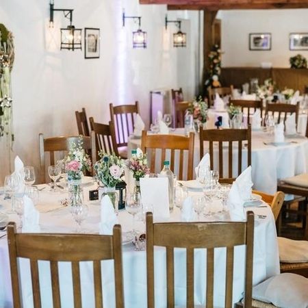 Tischschmuck aus Blumen bei einer Veranstaltung