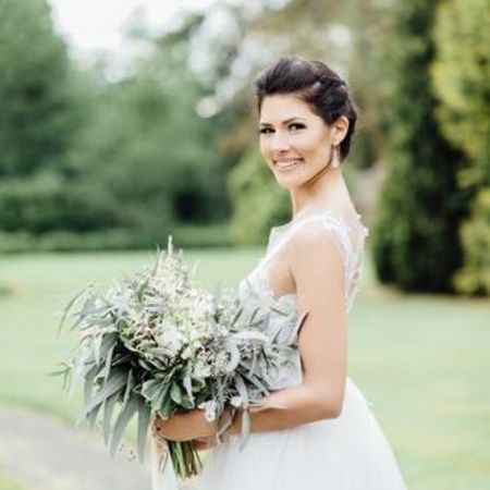 Braut hält ihren Brautstrauß in den Händen