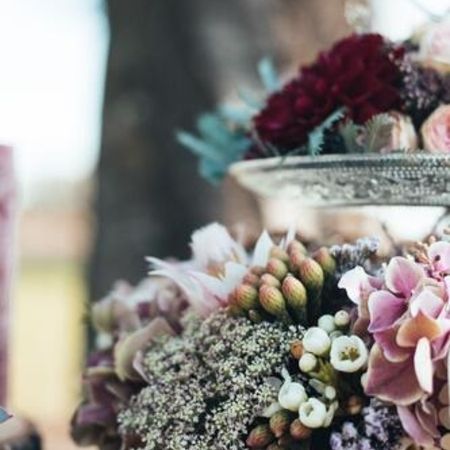 Tischschmuck aus Blumen bei einer Veranstaltung