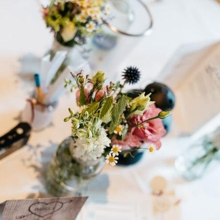 Tischschmuck aus Blumen bei einer Veranstaltung