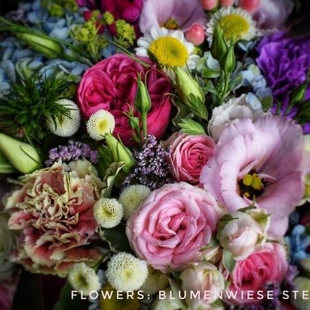 Blumenstrauß mit Blüten in vielfältigen Farben