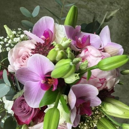 Blumenstrauß mit rosa Orchideen