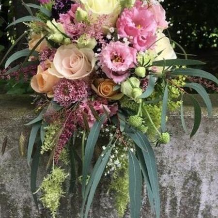 Blumenstrauß mit Blüten in vielfältigen, warmen Farbtönen