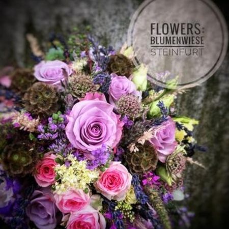 Blumenstrauß mit Blüten in pink und violett