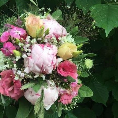 Brautstrauß mit Blüten in rosa