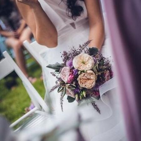 Braut hält ihren Brautstrauß in den Händen