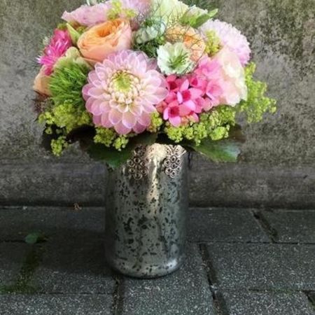 Brautstrauß in einer silbernen, marmorierten Vase