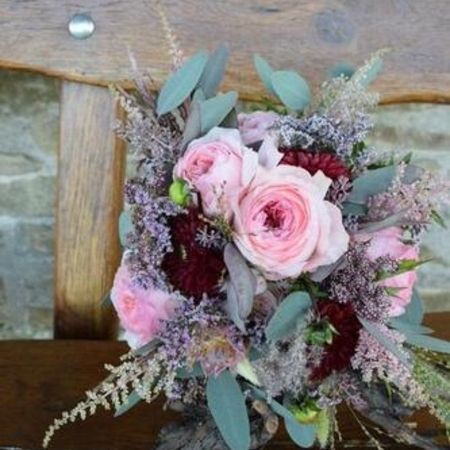 Blumenstrauß mit Blüten in rosa und bordeaux