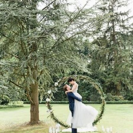 Hochzeitskranz als Fotokulisse für eine Hochzeit