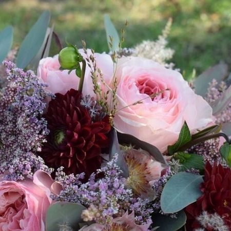 Blumenstrauß mit Blüten in rosa und bordeaux