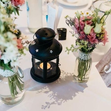 Tischschmuck aus Blumen bei einer Veranstaltung