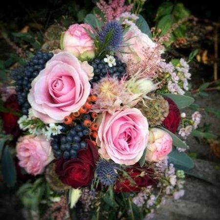 Blumenstrauß mit Blüten in rosa und bordeaux