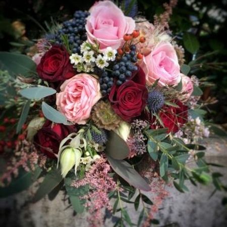 Blumenstrauß mit Blüten in rosa und bordeaux