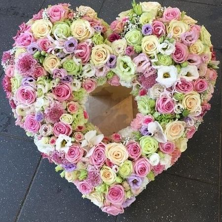 Blumenkranz in Herzform mit vielfältigen Farben