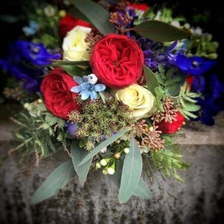 Blumenstrauß mit Blüten in blau, rot und gelb