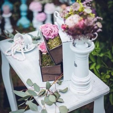 Tischschmuck aus Blumen bei einer Veranstaltung