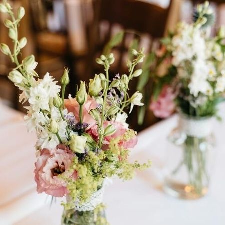 Tischschmuck aus Blumen bei einer Veranstaltung