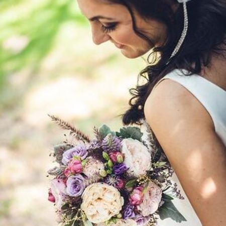 Braut hält ihren Brautstrauß in den Händen