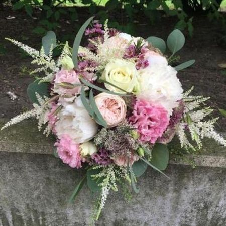 Blumenstrauß mit Blüten in rosa, weiß und grün