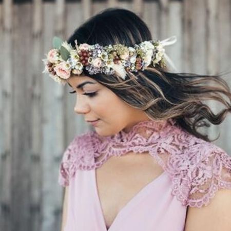 Blumenkranz als Kopfschmuck einer Hochzeit