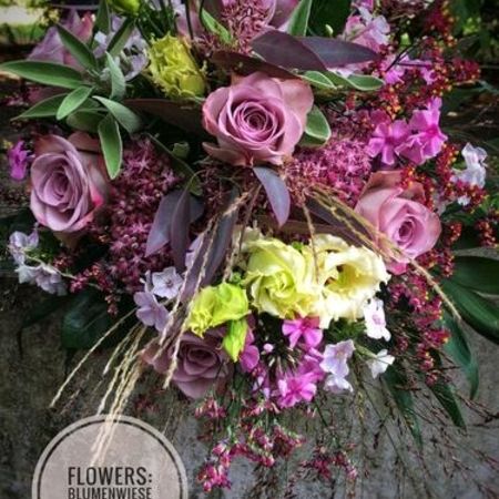 Blumenstrauß mit Blüten in bordeaux, pink und gelb