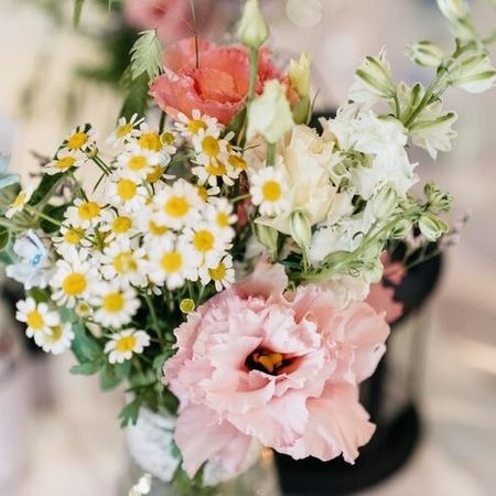 Tischschmuck aus Blumen bei einer Veranstaltung