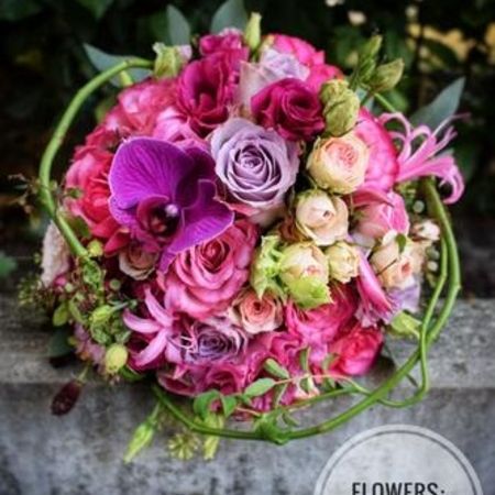 Blumenstrauß mit Blüten in kräftigen Farben