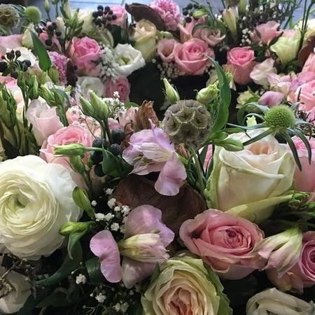 Nahaufnahme eines Blumenkranzes in vielfältigen Farben