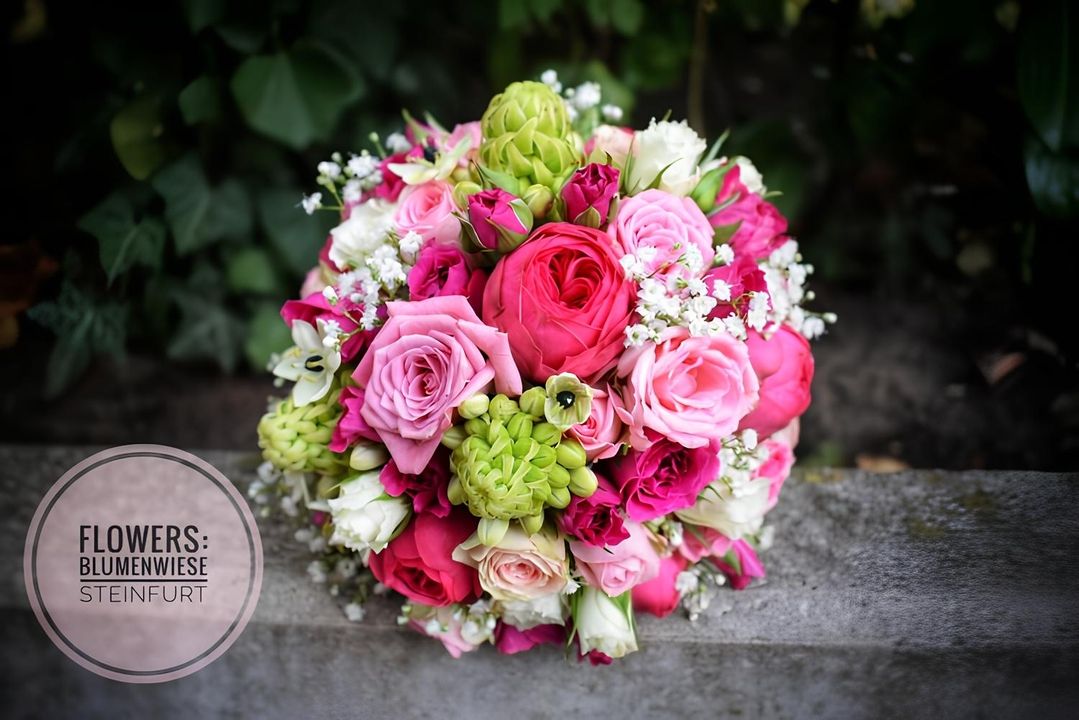 Hochzeitstrauß mit Rosen in verschiedenen Pinktönen